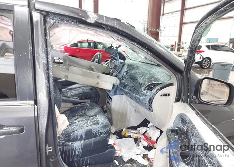 2016 Chrysler Town & Country Touring z USA, uszkodzony, nr VIN 2C4RC1BG8GR292446